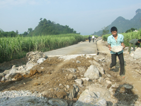 Xã Phú Vinh (Tân Lạc) huy động sức dân làm đường giao thông nông thôn.